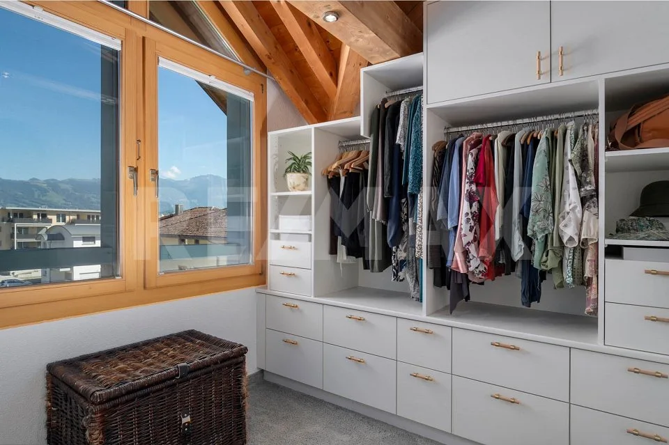 Ambiance de vie unique au cœur de Tuggen ! Grand appartement de 3,5 pièces en attique avec galerie à vendre – photo 11 sur 13