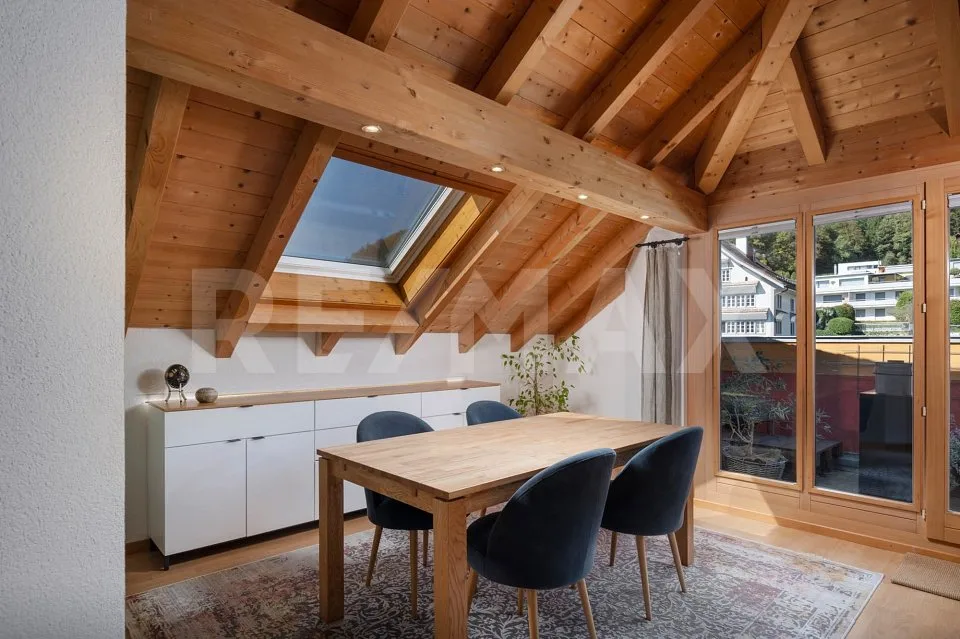Ambiance de vie unique au cœur de Tuggen ! Grand appartement de 3,5 pièces en attique avec galerie à vendre – photo 5 sur 13