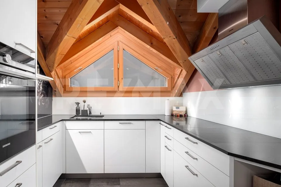 Ambiance de vie unique au cœur de Tuggen ! Grand appartement de 3,5 pièces en attique avec galerie à vendre – photo 6 sur 13