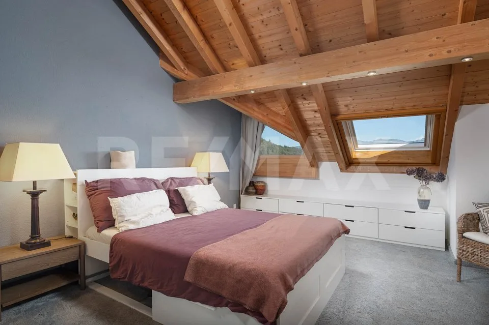 Ambiance de vie unique au cœur de Tuggen ! Grand appartement de 3,5 pièces en attique avec galerie à vendre – photo 9 sur 13