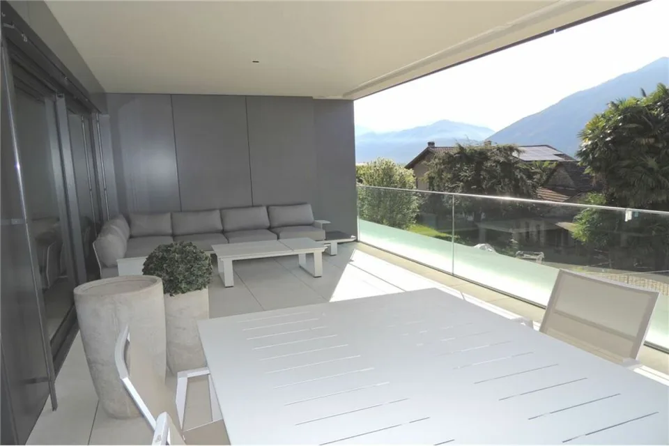 Appartamento di lusso con 2,5 locali e vista lago, grande terrazza soleggiata, piscina e area benessere – foto 2 di 11