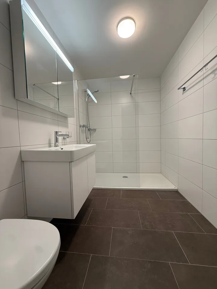 Appartement moderne 2.5 pièces à Zollikofen – Nouveau bâtiment avec balcon et parking souterrain – photo 8 sur 12