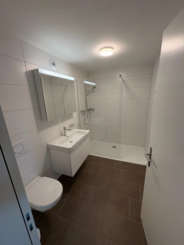 Appartement moderne 2.5 pièces à Zollikofen – Nouveau bâtiment avec balcon et parking souterrain – photo 9 sur 12