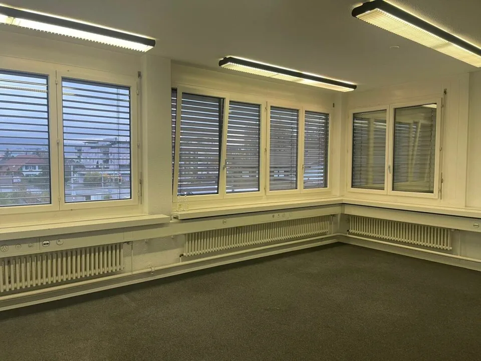 Attraktive Büro- und Gewerbeliegenschaft in Suhr – Foto 2 von 9
