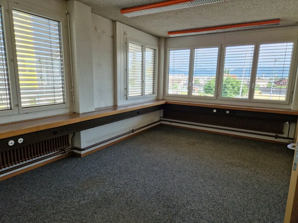 Attraktive Büro- und Gewerbeliegenschaft in Suhr – Foto 3 von 9