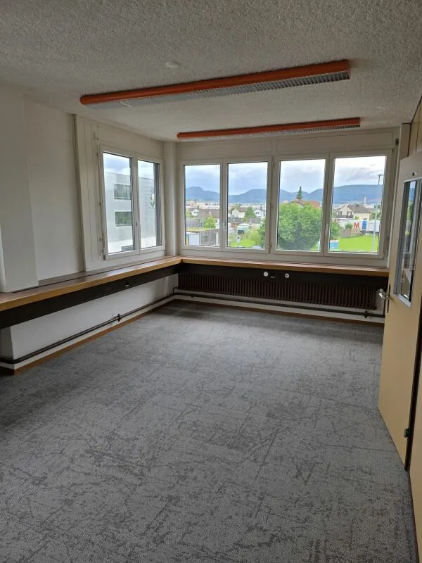 Attraktive Büro- und Gewerbeliegenschaft in Suhr – Foto 7 von 9