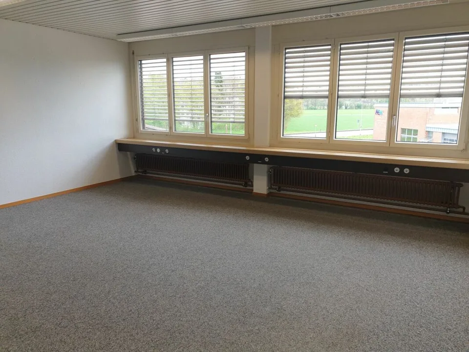 Attraktive Büro- und Gewerbeliegenschaft in Suhr – Foto 5 von 9