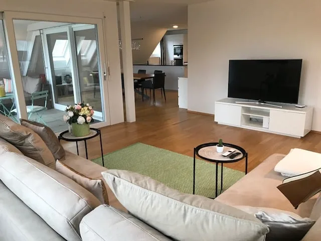 Moderne Dachwohnung im Grünen ! – Foto 2 von 13