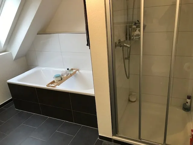 Moderne Dachwohnung im Grünen ! – Foto 10 von 13