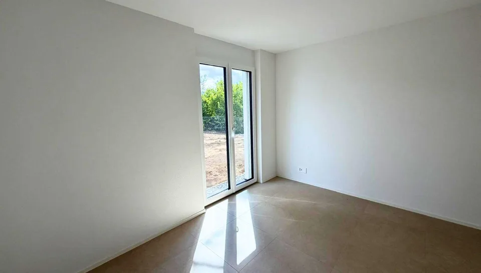 Zu vermieten - Neue Familienvilla mit Terrasse und Garten – Foto 7 von 9