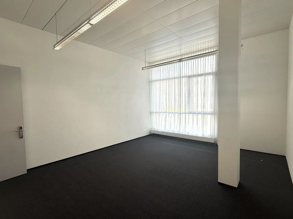 Mitten im Geschehen: Ihr moderner Arbeitsplatz in Pfäffikon SZ! – Foto 4 von 5