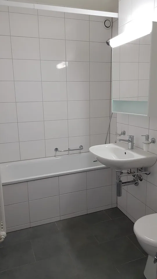 Totalsanierte 2.5-Zimmerwohnung in Seenähe – Foto 6 von 6
