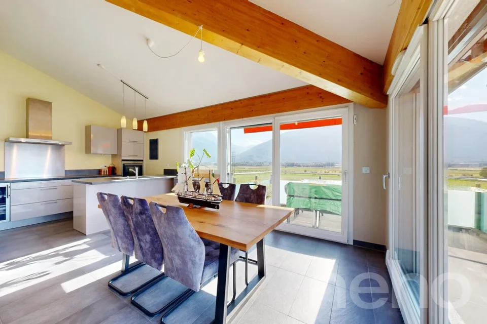 Wohnung mit 4.5 Zimmern im letzten Stock mit Blick auf die Berge – Foto 2 von 12