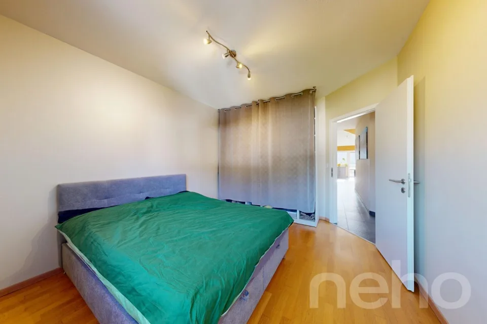 Wohnung mit 4.5 Zimmern im letzten Stock mit Blick auf die Berge – Foto 4 von 12