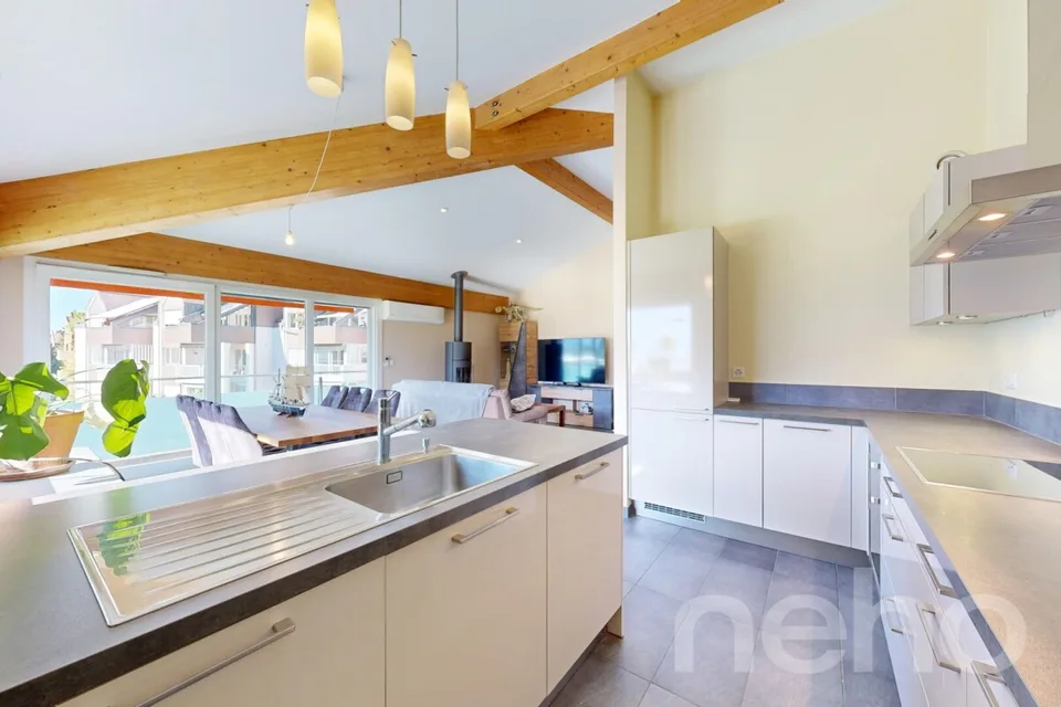 Wohnung mit 4.5 Zimmern im letzten Stock mit Blick auf die Berge – Foto 3 von 12