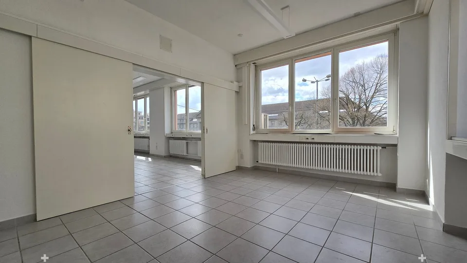 Attraktiver Standort vis-à-vis des Bahnhofs mit hellen, grossen Räumen – Foto 6 von 10