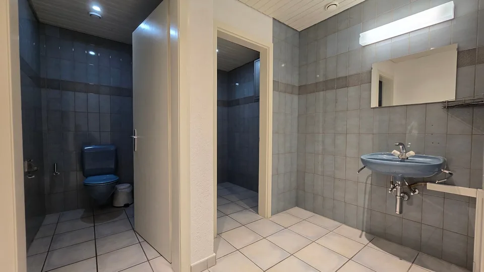 Attraktiver Standort vis-à-vis des Bahnhofs mit hellen, grossen Räumen – Foto 10 von 10