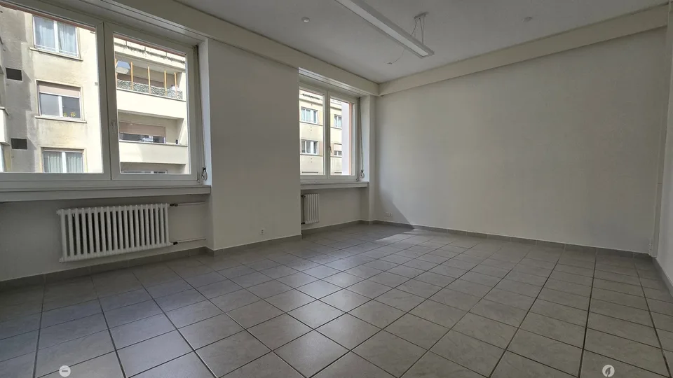 Attraktiver Standort vis-à-vis des Bahnhofs mit hellen, grossen Räumen – Foto 7 von 10