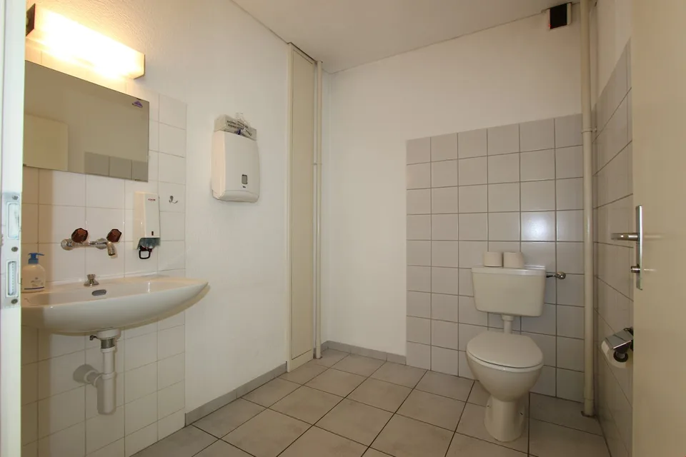 Top Lage vis-à-vis vom Bahnhof - grosse und helle Räume – Foto 12 von 13