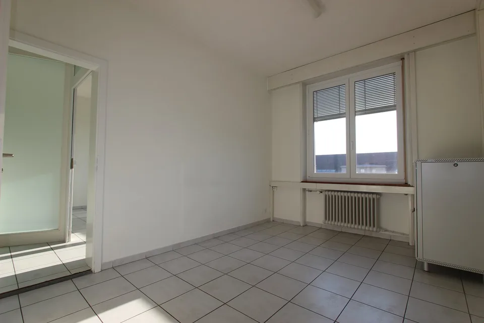 Top Lage vis-à-vis vom Bahnhof - grosse und helle Räume – Foto 10 von 13