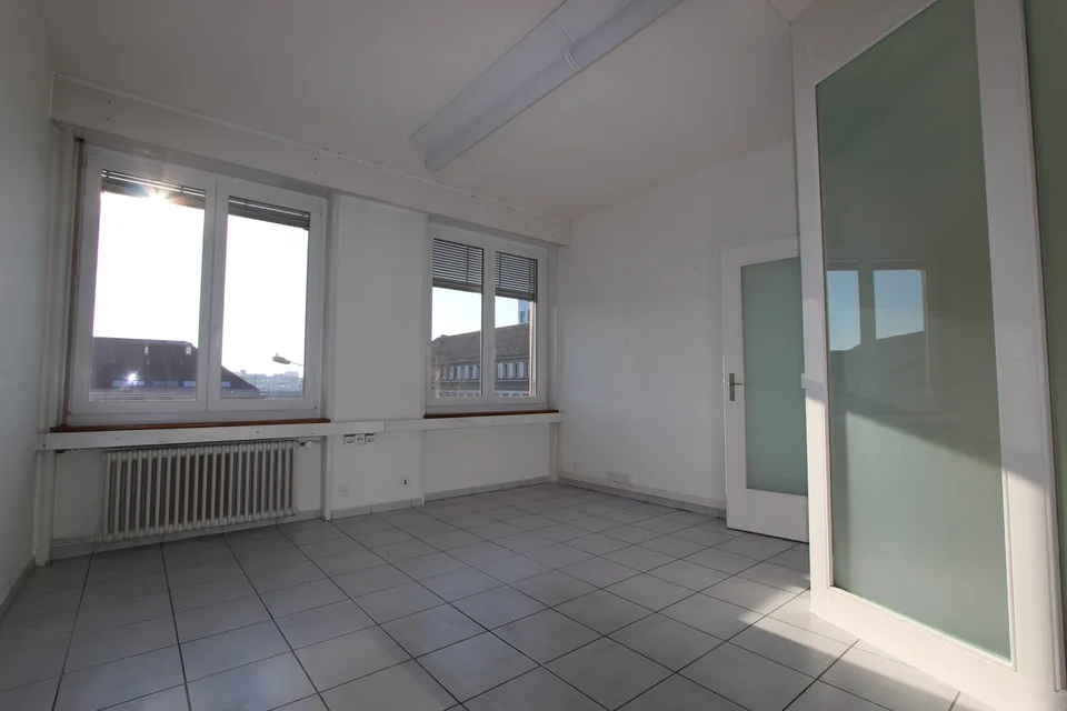 Top Lage vis-à-vis vom Bahnhof - grosse und helle Räume – Foto 11 von 13