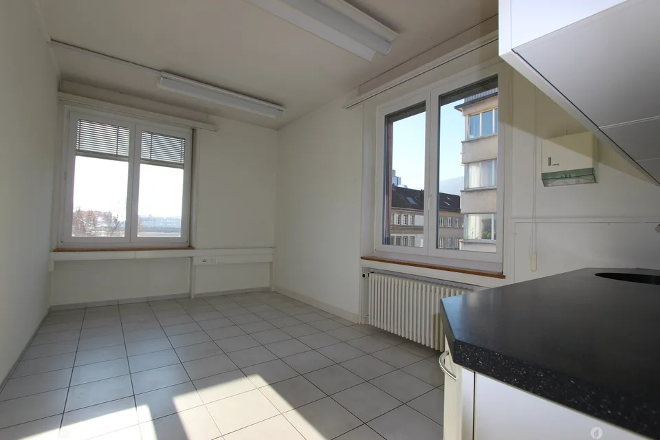 Top Lage vis-à-vis vom Bahnhof - grosse und helle Räume – Foto 7 von 13