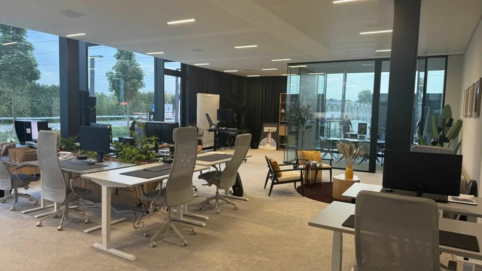 116 m² Büro mit eigener Teeküche und zwei Tiefgaragenplätzen in Rotkreuz – Foto 4 von 14