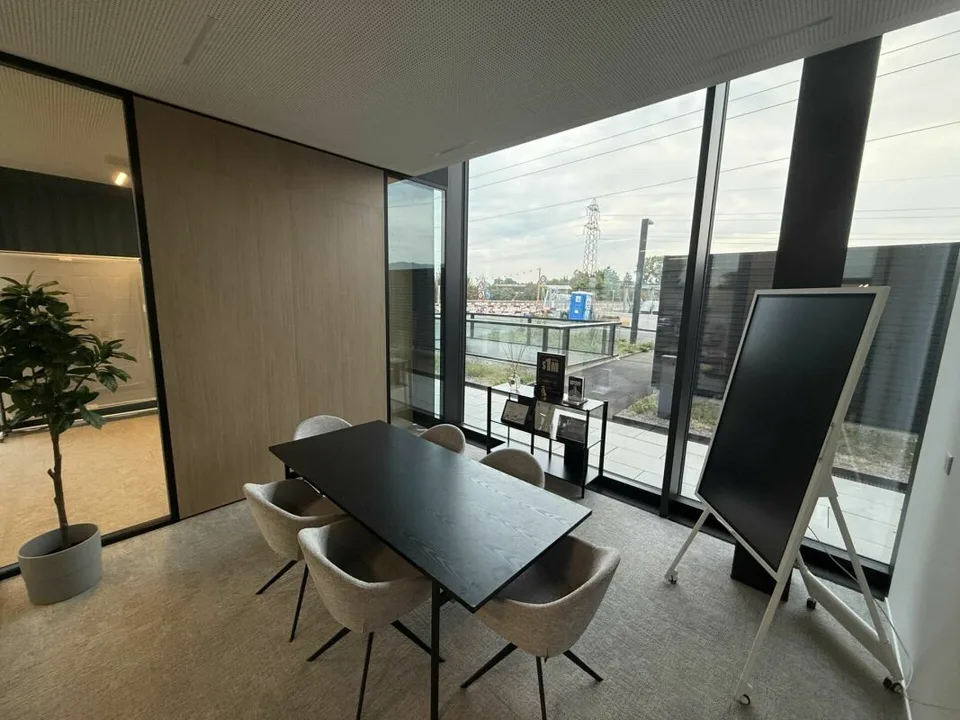 116 m² Büro mit eigener Teeküche und zwei Tiefgaragenplätzen in Rotkreuz – Foto 2 von 14