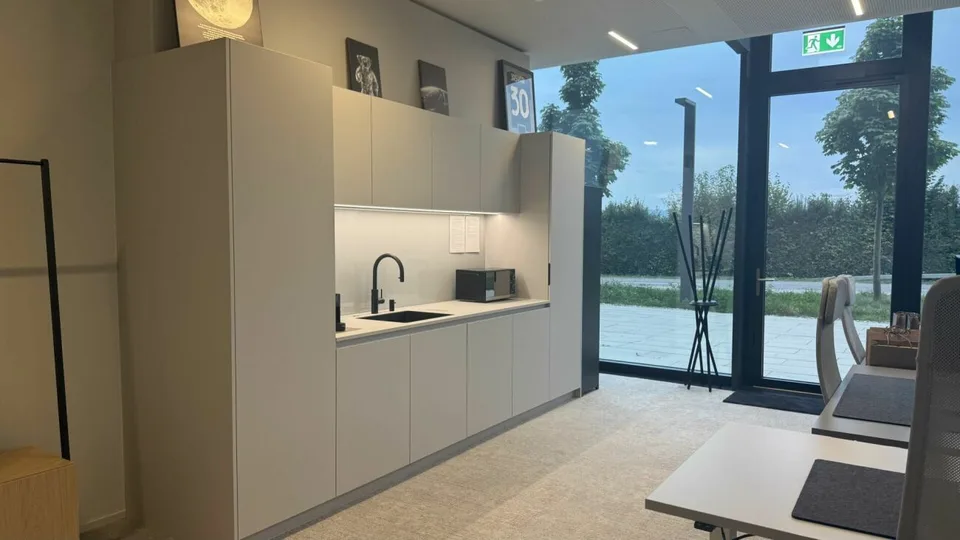 116 m² Büro mit eigener Teeküche und zwei Tiefgaragenplätzen in Rotkreuz – Foto 5 von 14
