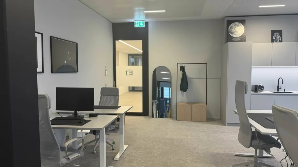 116 m² Büro mit eigener Teeküche und zwei Tiefgaragenplätzen in Rotkreuz – Foto 12 von 14