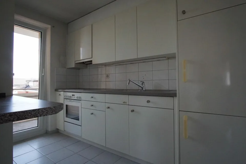 schöne, helle, grosse, sehr preiswerte 2.5 Zi-Wohnung. Zentral nahe Stadtbahnhof. Lift und Balkon! Kopie – Foto 2 von 5