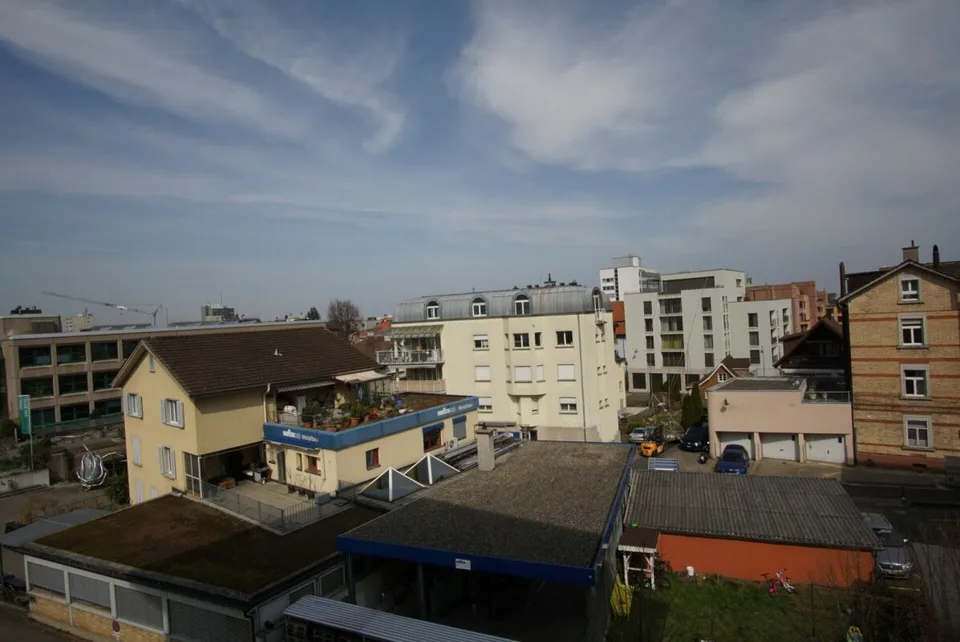 schöne, helle, grosse, sehr preiswerte 2.5 Zi-Wohnung. Zentral nahe Stadtbahnhof. Lift und Balkon! Kopie – Foto 5 von 5