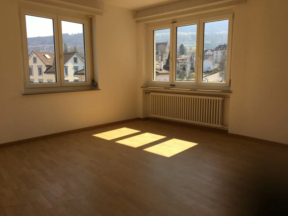 schöne, helle, grosse, sehr preiswerte 2.5 Zi-Wohnung. Zentral nahe Stadtbahnhof. Lift und Balkon! Kopie – Foto 3 von 5