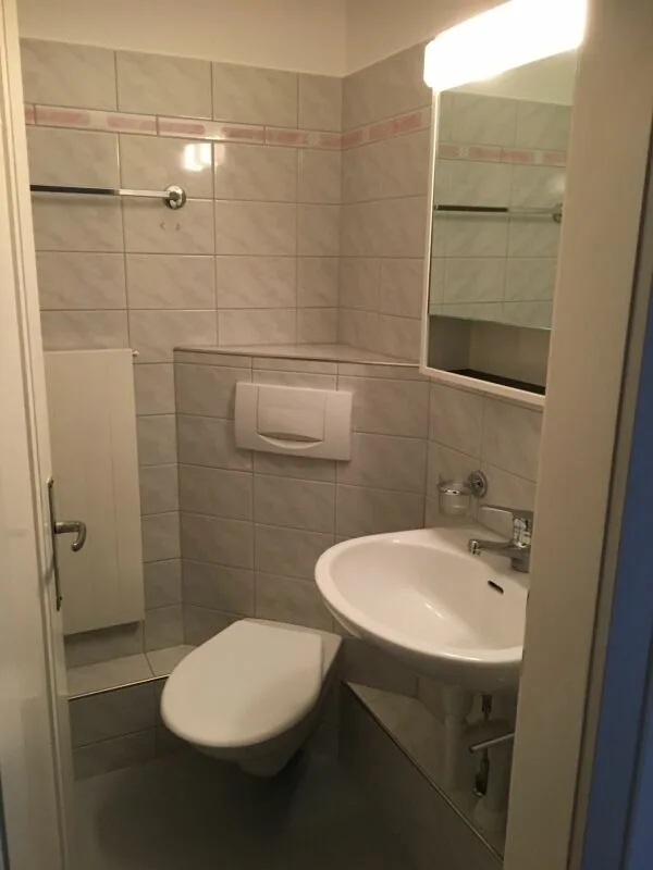 schöne, helle, grosse, sehr preiswerte 2.5 Zi-Wohnung. Zentral nahe Stadtbahnhof. Lift und Balkon! Kopie – Foto 4 von 5