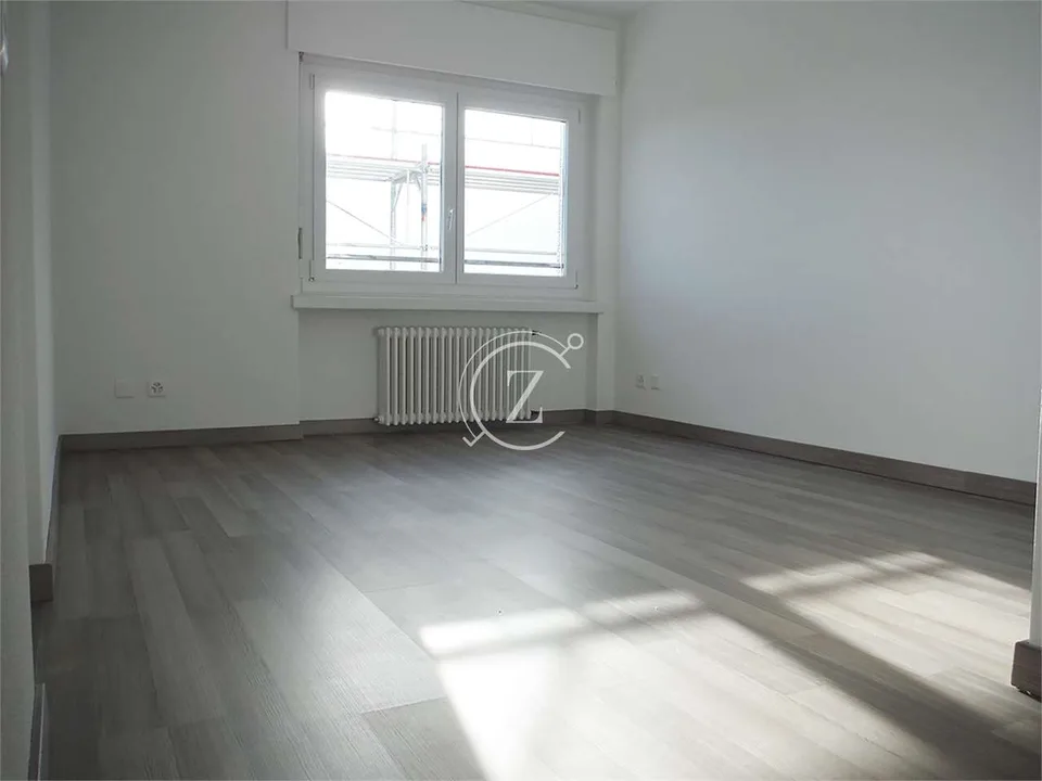 Elegante penthouse de 3.5 pièces avec vue panoramique et piscine condominium – photo 10 sur 13