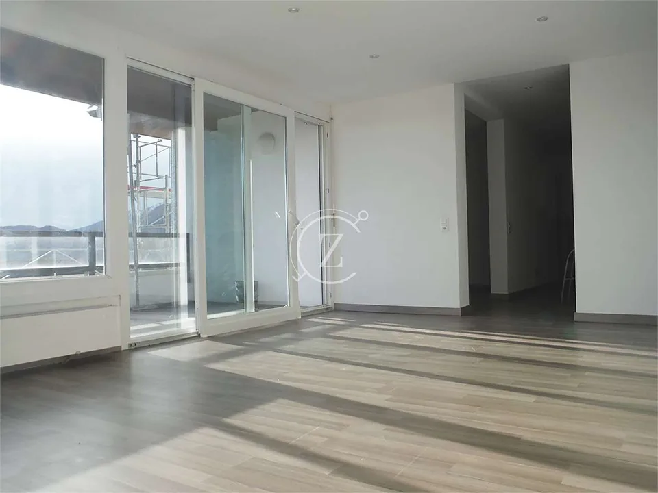 Elegante penthouse de 3.5 pièces avec vue panoramique et piscine condominium – photo 7 sur 13