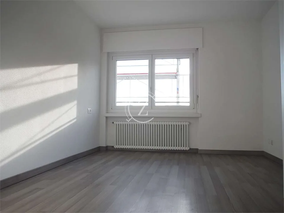 Elegante penthouse de 3.5 pièces avec vue panoramique et piscine condominium – photo 8 sur 13