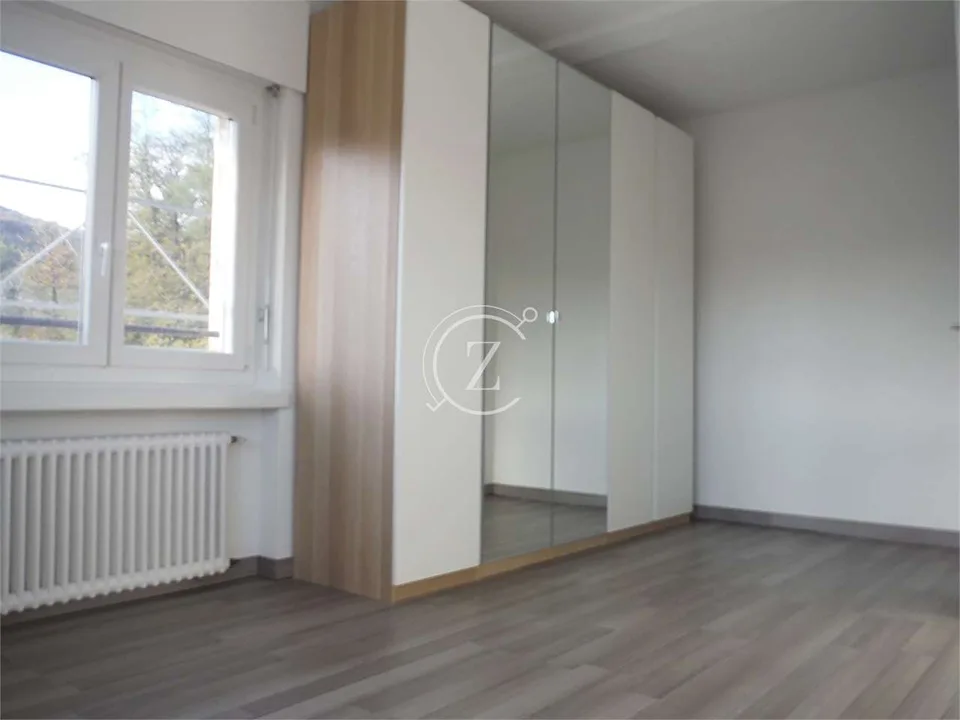 Elegante penthouse de 3.5 pièces avec vue panoramique et piscine condominium – photo 11 sur 13