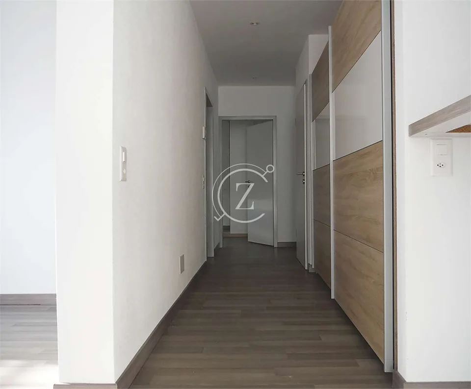 Elegante penthouse de 3.5 pièces avec vue panoramique et piscine condominium – photo 4 sur 13