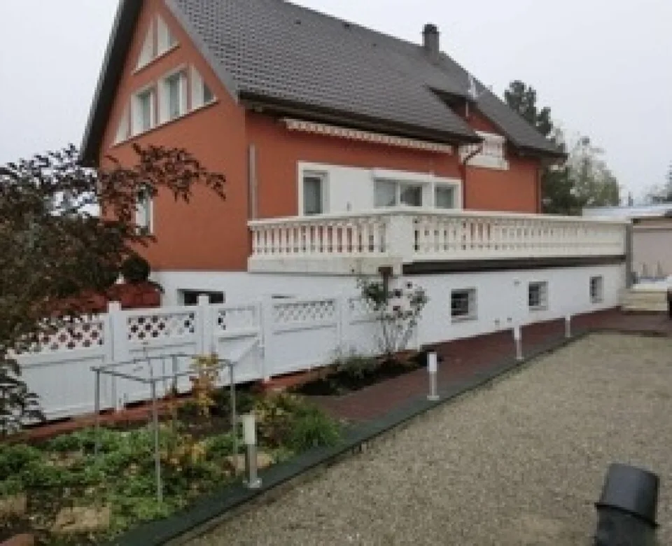 Maison individuelle attrayante avec piscine et jardin bien entretenu dans un quartier résidentiel agréable – photo 2 sur 15