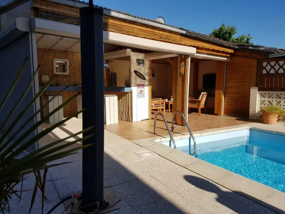 Maison individuelle attrayante avec piscine et jardin bien entretenu dans un quartier résidentiel agréable – photo 3 sur 15
