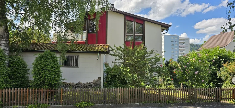 Charming single-family house in a quiet location with a beautiful rose garden – photo 3 of 18