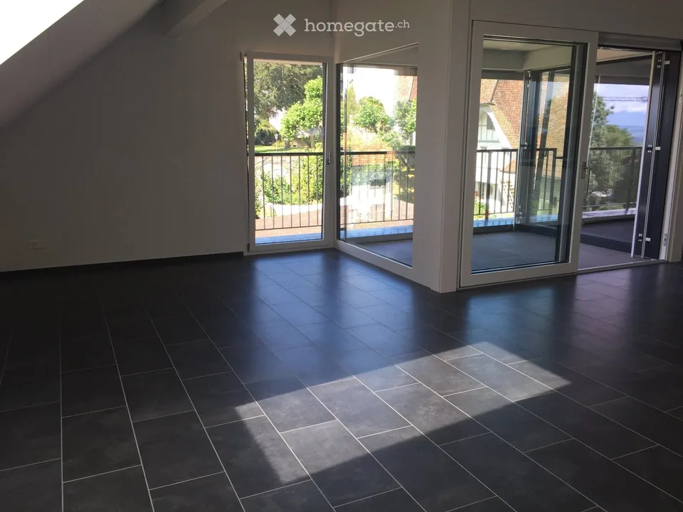 Sehr grosse 3.5 Zimmerwohnung mit Sicht auf Alpen, Murtensee – Foto 2 von 5