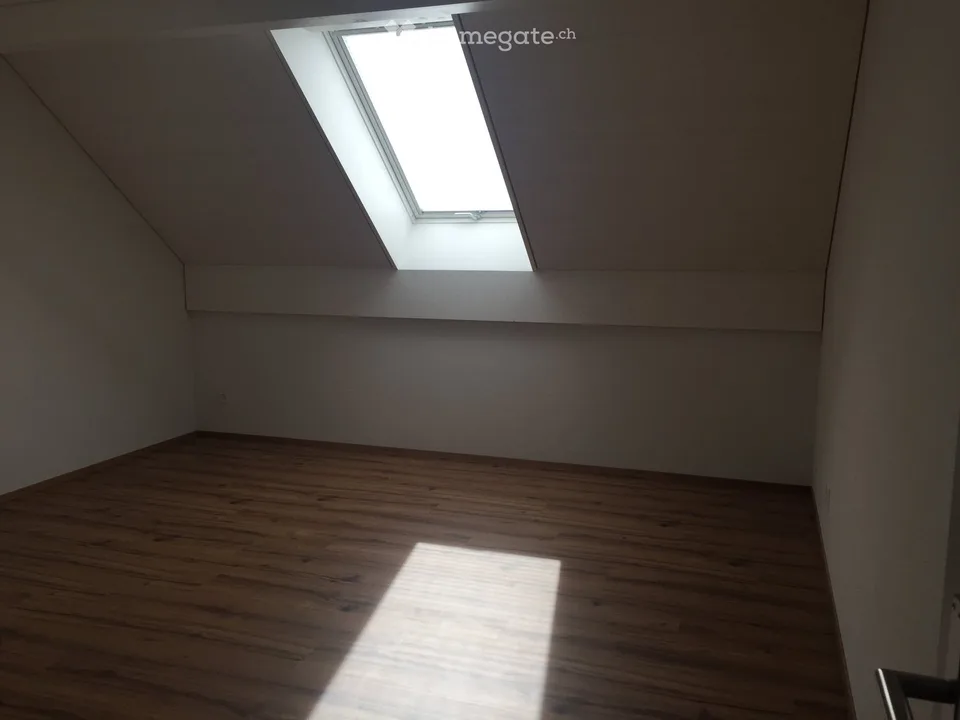 Sehr grosse 3.5 Zimmerwohnung mit Sicht auf Alpen, Murtensee – Foto 5 von 5
