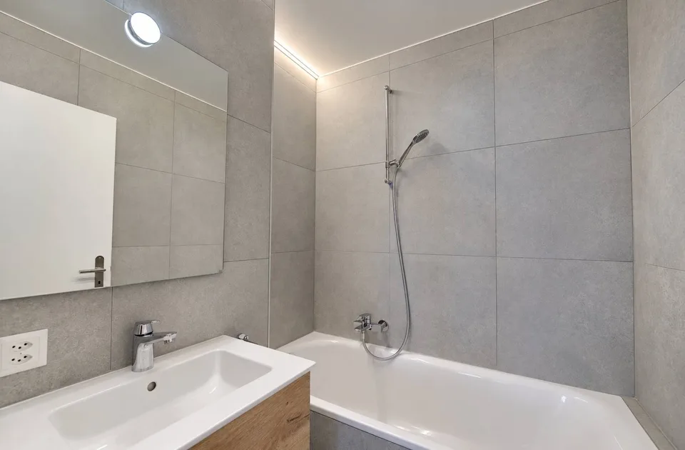 Superbes 5,5 Zimmer von 132 m2 innen, komplett renoviert mit großem Balkon – Foto 8 von 13