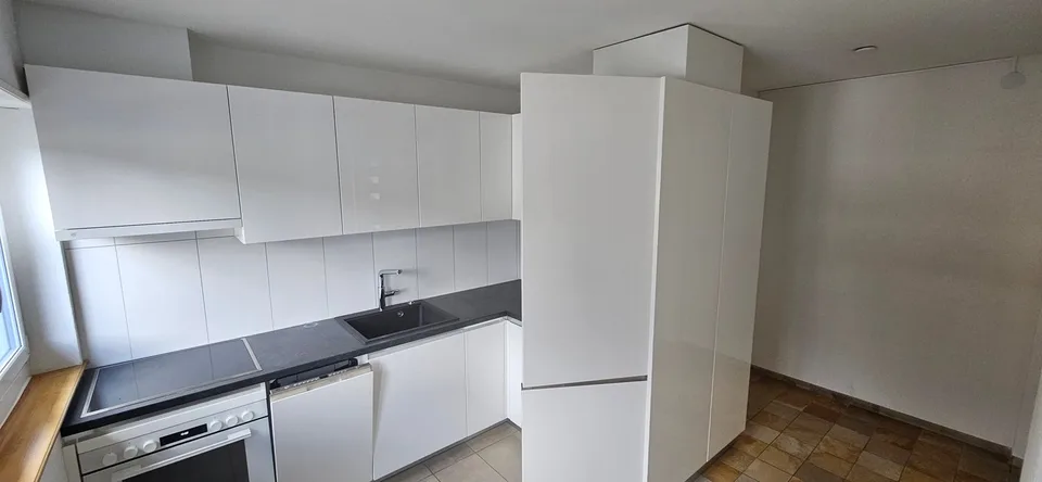 Schön renovierte 3.5 Zimmer-Wohnung mit 65m2 Wohnfläche und Balkon in den ruhigen Innenhof – Foto 2 von 7