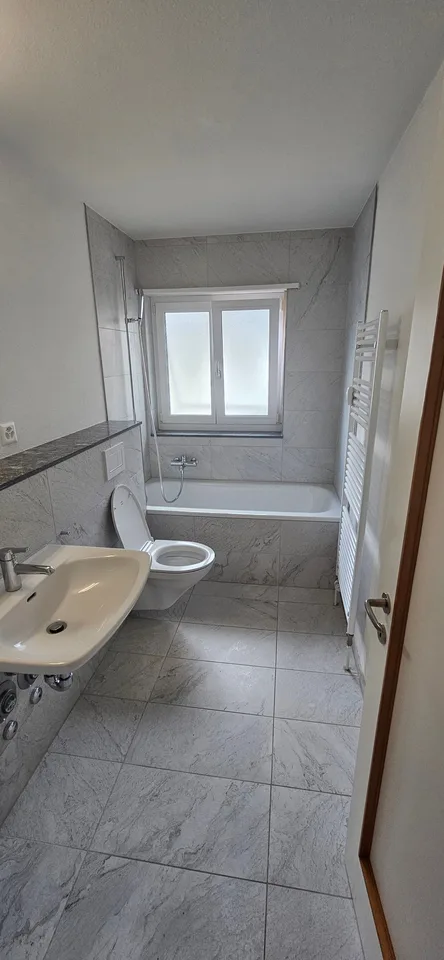 Schön renovierte 3.5 Zimmer-Wohnung mit 65m2 Wohnfläche und Balkon in den ruhigen Innenhof – Foto 4 von 7