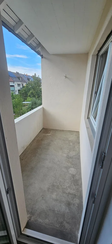 Schön renovierte 3.5 Zimmer-Wohnung mit 65m2 Wohnfläche und Balkon in den ruhigen Innenhof – Foto 3 von 7