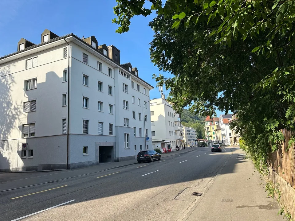 Lichtdurchflutete 3.5-Zi.Stadtwohnung mit Balkon und Stadtblick – Foto 11 von 12