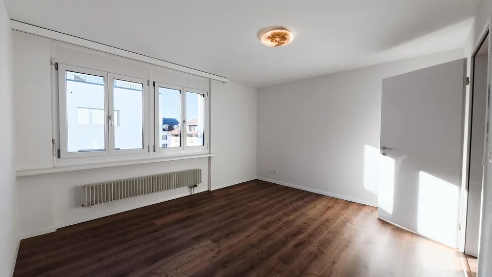 Lichtdurchflutete 3.5-Zi.Stadtwohnung mit Balkon und Stadtblick – Foto 7 von 12